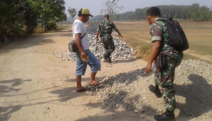 Kodim Purwakarta menyiapkan material untuk membangun jalan.
