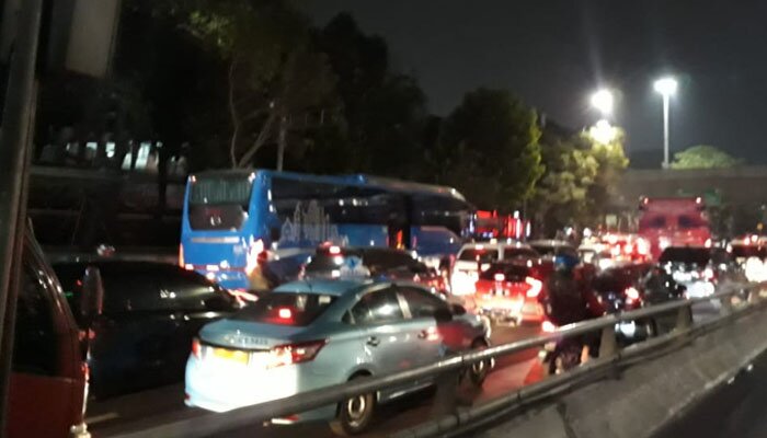 Jalan Semanggi menuju Cawang macet total.(firda)