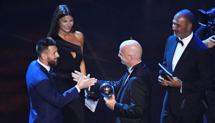 Presiden FIFA Gianni Infantino menyerahkan trofi pemain tebaik 2019 kepada bintang Bacelona Lionel Messi. (reuters)