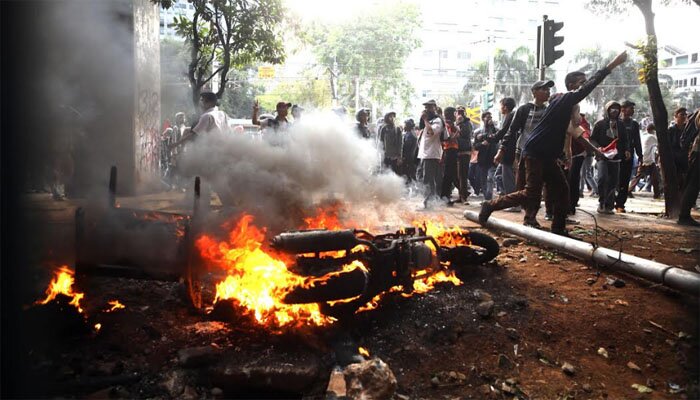Motor dibakar massa di belakang gedung DPR Ri. (timyadi)