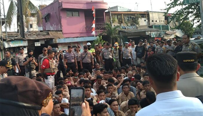 pelajar diamankan polisi usai ricuh di Jalan Gunung Sahari, Jakarta Utara. (yahya)