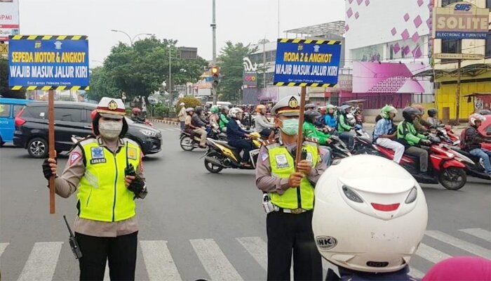 Petugas Poltas dan Polwan Satlantas Polres Depok melakukan sosialisasi di Jalan Raya Margonda. (anton)