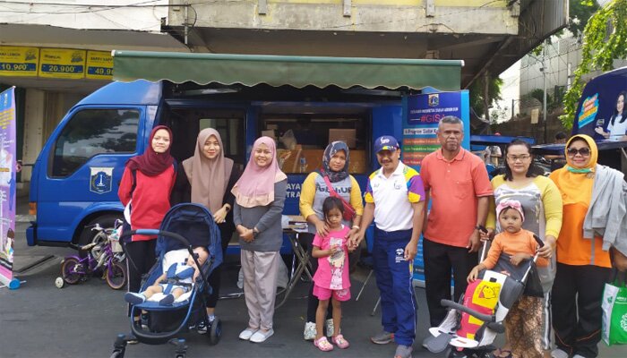 Sekko Jakbar, Eldi Andi didampingi Kasudin Dukcapil Jakbar, Rosyik Muhammad (ketiga dari kanan) menyerahkan simbolis KIA kepada dua bocah warga Kelurahan Krukut, di HBKB Jalan Hayam Wuruk, Minggu (8/9/2019).(rachmi)