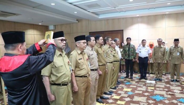 Wali Kota Tangsel Airin Rachmi Diany saat melantik tujuh eselon 2. (anton)