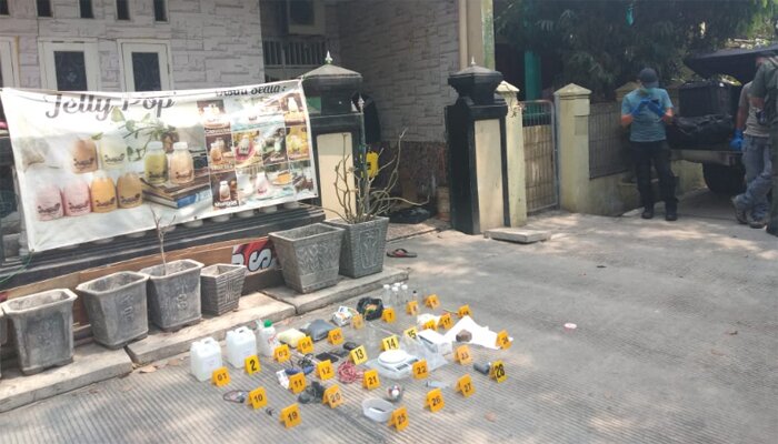 Suasana penggerebekan rumah terduga teroris di Jalan Belibis V, RT 13/RW 04, Kelurahan Semper Barat, Cilincing, Jakarta Utara. (yahya)