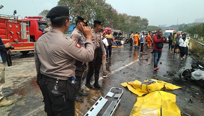 Kecelakaan yang melibatkan 21 mobil di KM 91 Tol Cipularang. (dadan)