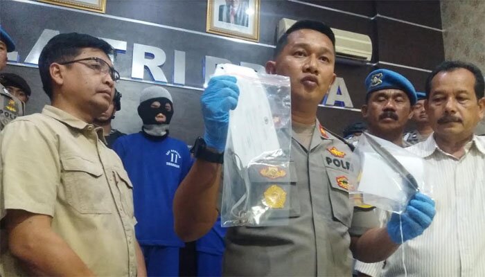 Waka Polres Cirebon Kota Kompol Marwan Fajrin menunjukan senjata tajam yang digunakan tersangka membunuh santri. (darman)