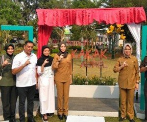 Wali Kota Tangsel Airin Rachmi Diany didampingi Wakil Walikota Benyamin Davnie dan orang tua almarhum Aurel saat meresmikan Taman Kakak Aurel di depan pintu keluar Puspemkot Tangsel. (anton).