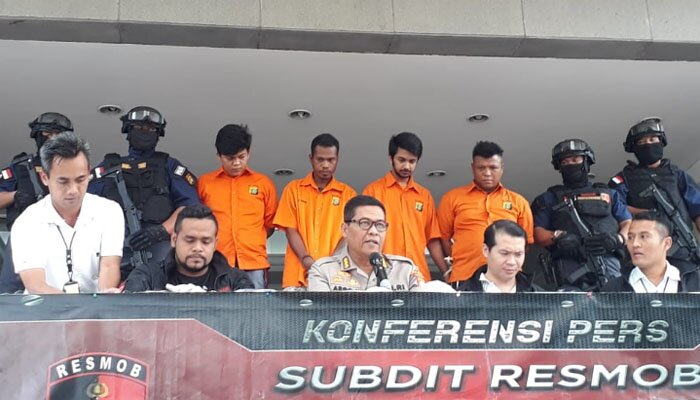 Kabid Humas Polda Metro Jaya Kombes Pol Argo Yuwono (tengah), saat gelar kasus di Polda Metro Jaya, Jakarta Selatan, Kamis (31/10/2019). (firda)