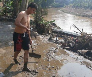 Kondisi banjir di pemukiman warga akibat kali Ciliwung yang meluap. (Ifand)