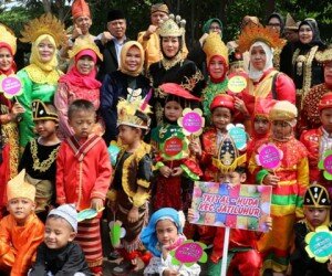 Bupati Purwakarta Anne R Mustika mengenakan pakai adat nusantara berwarna hitam dipanggung utama peringatan HUT Sumpah Pemuda ke 91 menyambut peserta defile ribuan anak anak PAUD, TK dan SD diwilayahnya. (dadan)
