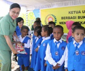 Ketua Persit Koorcabrem 172 Nyonya Dewi Binsar Sianipar memberikan buku kepada anak-anak korban kerusuhan di Wamena Papua.
