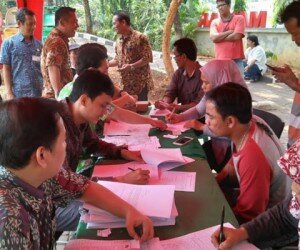 Warga serbu pelayanan kependudukan. (wandi)