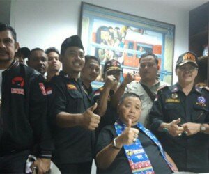 Harianto Badjoeri, Ketua Umum HB Center, bersama relawan. (st)