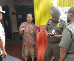 Teks foto: Lurah Tamansari, Yusuf bersama Kasatpol PP Kelurahan Tamansari, Salim menyambangi lokasi home industri di Jalan Kebon Jeruk 13, Jakbar. (rachmi)