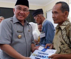 Wali Kota Depok Muhammad Idris saat menyerahkan dana bantuan RTLH kepada warga Depok. (anton)