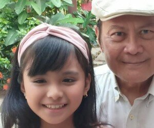 Artis cilik Iva Putri saat bersama sang kakek.(ali)
