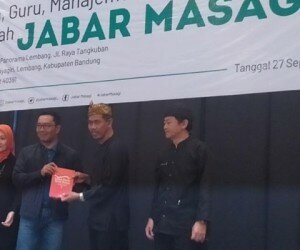 Kepala Selolah SMKN 1 Kota Bekasi bersama Gubernur Ridwan Kamil dalam program Jabar Masagi. (ist)