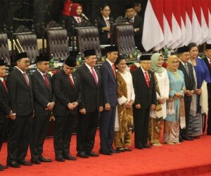 Presiden Jokowi dan Wakil Presiden Ma'ruf Amin berfoto bersama didampinggi istri usai dilantik. Tampak pada acara itu, Ma'ruf Amin tampil spesial mengenakan jas dan celana panjang. (timyadi)