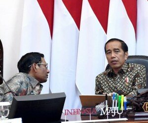 Presiden Jokowi dan Menko Polhukham Mahfud MD saat rapat kabinet.