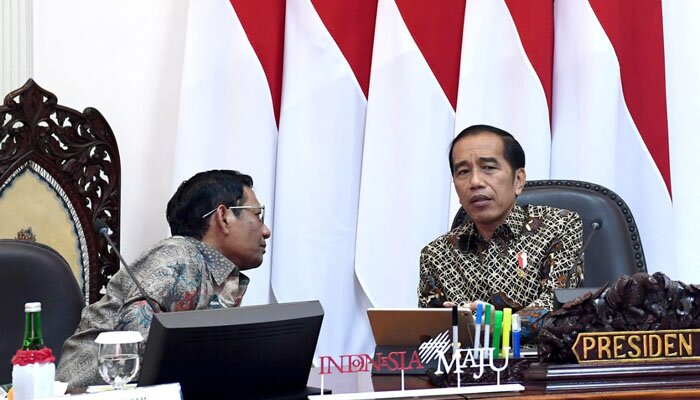 Presiden Jokowi dan Menko Polhukham Mahfud MD saat rapat kabinet.