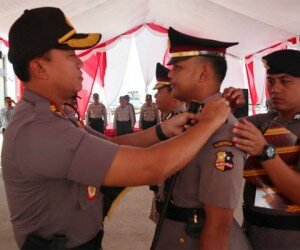 Kapolres Serang, AKBP Indra Gunawan menyematkan emblem kapolsek kepada AKP Dadi Permana Putra. (haryono)