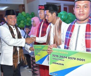 Penyerahan kartu peserta BPJS Ketenagakerjaan pada guru honor oleh Bupati Bekasi Eka Supria Atmaja.(ist)