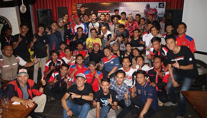 Komunitas berfoto bersama. (prihandoko)