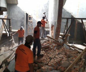 Petugas sedang melakukan pembongkaran bangunan tanpa memiliki IMB. (wandi)