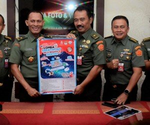 Karo Humas Setjen Kemhan Brigjen TNI Totok Sugiharto (tengah) bersama Kapusdatin Kemhan, Brigjen TNI Dominggus Pakel (kedua dari kiri) saat jumpa pers terkait pelaksanaan Lomba Kreativitas Bela Negara Digital. (ist)