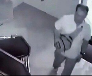 Seorang paru baya yang terekam CCTV usai mengambil isi kotak amal Masjid Al Istiqomah, Ciputat Timur. (anton)