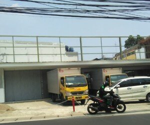 Minimarket yang terancam akan dibongkar karena tidak memiliki ijin. (wandi)