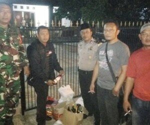 Anggota Polsek Sawangan dan babinsa serta Pokdarkamtibmas berhasil menyita ratusan botol miras dari acara dangdutan. (angga)