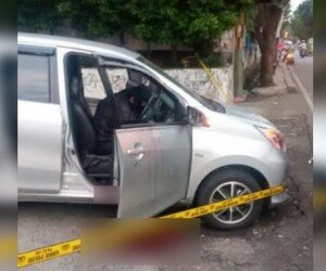 Satu unit mobil Toyota Galya bernomor polisi F 1088 CL berwarna Silver dengan keadaan terparkir, namun pintu samping kiri bagian belakang terbuka dan pintu depan terbuka, dan sopir ditemukan bersimbah darah. (ist).