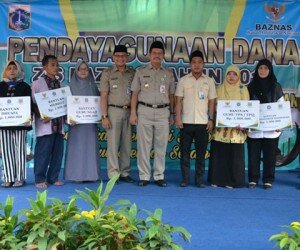 Walikota foto bersama dengan dengan Mustahik usai memberikan bantuan. (wandi)