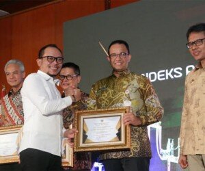 Menaker M. Hanif Dhakiri saat menyerahkan penghargaan pada Gubernur DKI Jakarta Anies Baswedan.(ist)