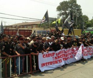 Aksi unjuk rasa Ormas yang minta parkir di minimarket dikelola mereka. (saban)