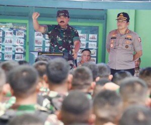 Panglima TNI Marsekal TNI Dr. (H.C.) Hadi Tjahjanto, S.I.P. didampingi Plt. Kapolri Komjen Pol Drs. Ari Dono Sukmanto, berbicara di hadapan 820 prajurit TNI dan anggota Polri di Markas Kodim 1702/Jayawijaya, Wamena, Kabupaten Jayawijaya, Papua. (ist)