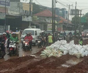 Kondisi pekerjaan pelebaran jalan dan Jembatan Ratujaya, Kel. Cipayung yang berbatasan dengan Pancoran Mas di Jl. Raya Citayam. (anton)