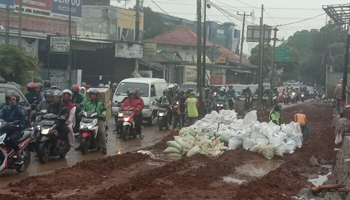 Kondisi pekerjaan pelebaran jalan dan Jembatan Ratujaya, Kel. Cipayung yang berbatasan dengan Pancoran Mas di Jl. Raya Citayam. (anton)