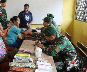 Pengobatan Gratis-(Puspen TNI)