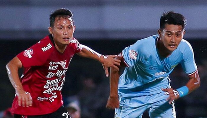 Pemain Bali United dan Persela Lamongan dalam laga di Gianyar.