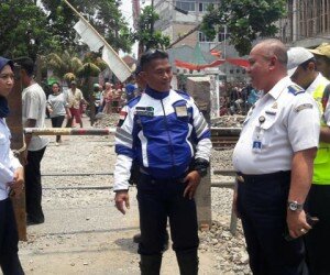 Jajaran petugas Daops 1 PT KAI saat meninjau pintu perlintasan liar di Gang H. Dul, Kel. Pondok Terong, Cipayung. (anton)