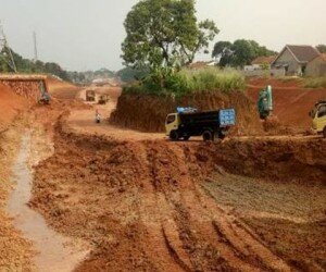 Salah satu kegiatan pengerukan lahan untuk proyek Jalan Tol Desari di kawasan Kel. Grogol yang diduga menjadi penyebab sumur warga sekitar kekeringan. (anton)