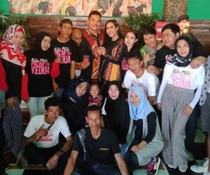 Penyanyi Ratu Meta didampingi suami Edi Faisal foto bersama fans saat membuka restoran baru 'Woow Resto Depok'. (anton)