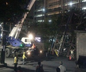 Petugas sedang membongkar papan rekleme raksasa tak bertuan di Kemang. (wandi)