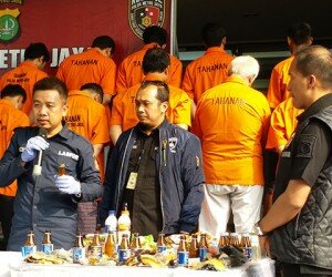 Kompol Yandi, petugas dari Puslabfor Mabes Polri menjelaskan bom ikan rakitan pembunuh.