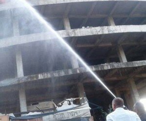 Petugas Damkar Kota Tangsel tengah memadamkan api yang membakar ruko tersebut. (anton)