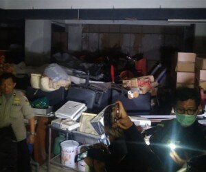 Polisi segel ruko di Kelapa Gading yang akan dijadikan kasino.(yahya)