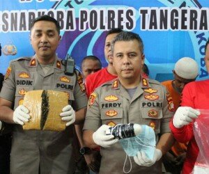 Kapolres Tangsel AKBP Ferdy Irawan didampingi Wakapolres Kompol Didik Putra Kuncoro saat menunjukan narkotika jenis sabu yang disimpan di kemaluan pelaku asal Tahiland. (anton)